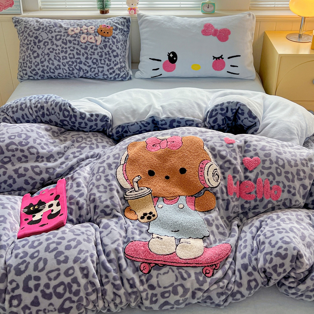 91家纺网 家纺一手货源 找家纺 优选 2025新款高克重200g牛奶绒数码印花毛巾绣卡通四件套直播爆款电商爆款 黑皮蓝