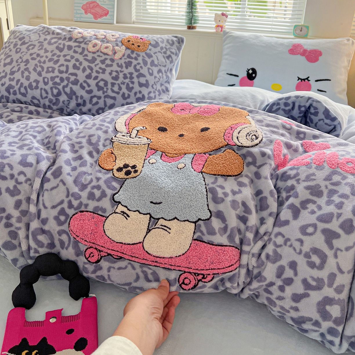 91家纺网 家纺一手货源 找家纺 优选 2025新款高克重200g牛奶绒数码印花毛巾绣卡通四件套直播爆款电商爆款 黑皮蓝