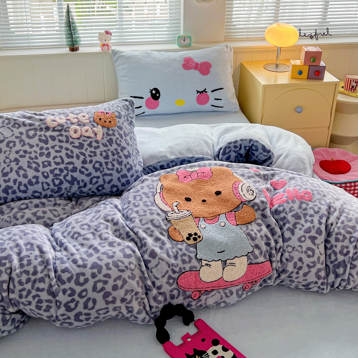 91家纺网 家纺一手货源 找家纺 优选 2025新款高克重200g牛奶绒数码印花毛巾绣卡通四件套直播爆款电商爆款 黑皮蓝