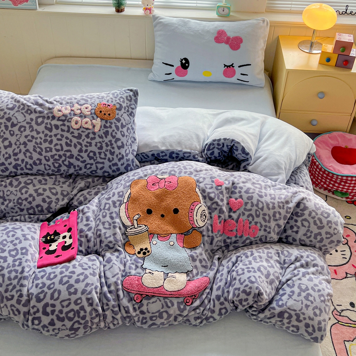 91家纺网 家纺一手货源 找家纺 优选 2025新款高克重200g牛奶绒数码印花毛巾绣卡通四件套直播爆款电商爆款 黑皮蓝