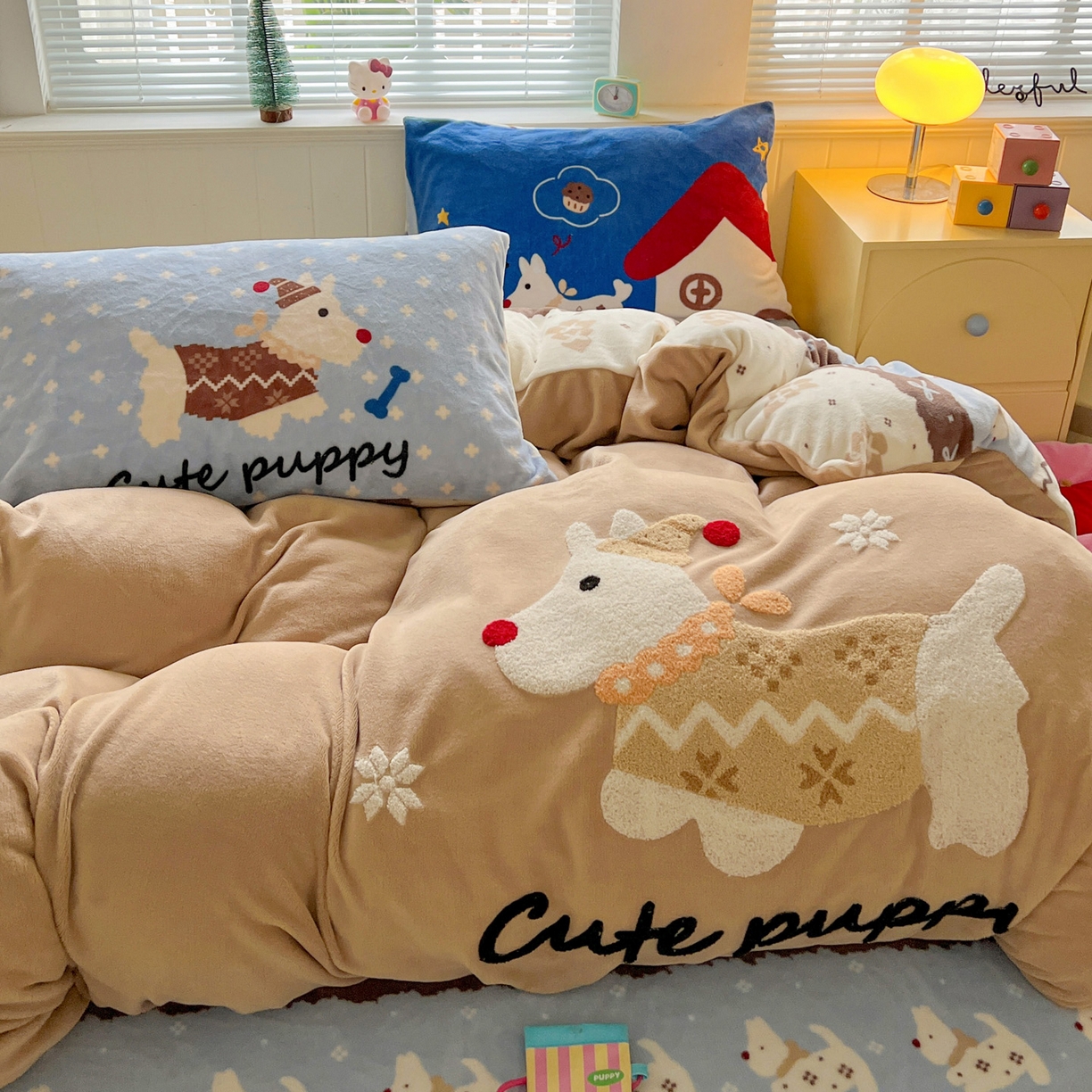 91家纺网 家纺一手货源 找家纺 优选 2025新款高克重200g牛奶绒数码印花毛巾绣卡通四件套直播爆款电商爆款 遛弯狗狗