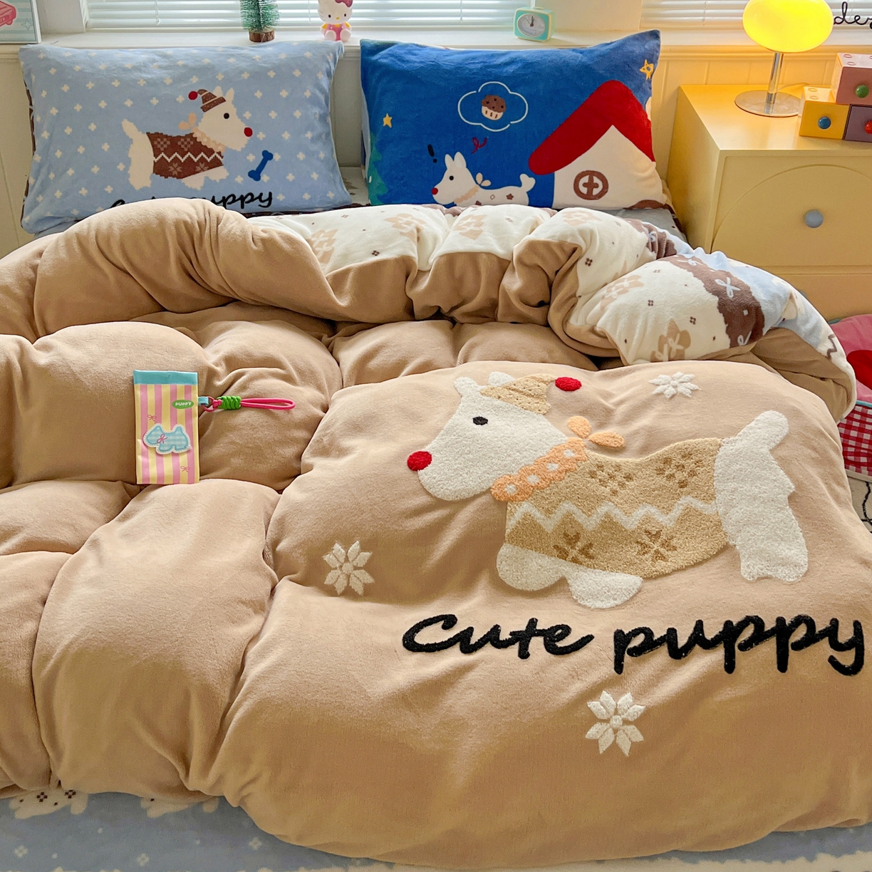 91家纺网 家纺一手货源 找家纺 优选 2025新款高克重200g牛奶绒数码印花毛巾绣卡通四件套直播爆款电商爆款 遛弯狗狗