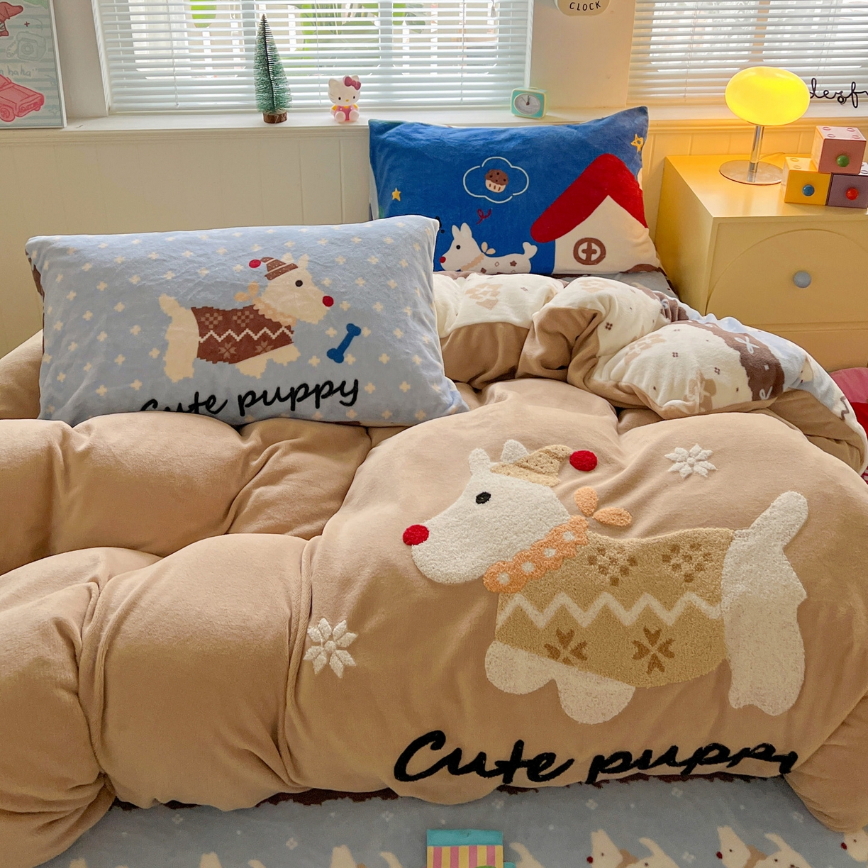 91家纺网 家纺一手货源 找家纺 优选 2025新款高克重200g牛奶绒数码印花毛巾绣卡通四件套直播爆款电商爆款 遛弯狗狗