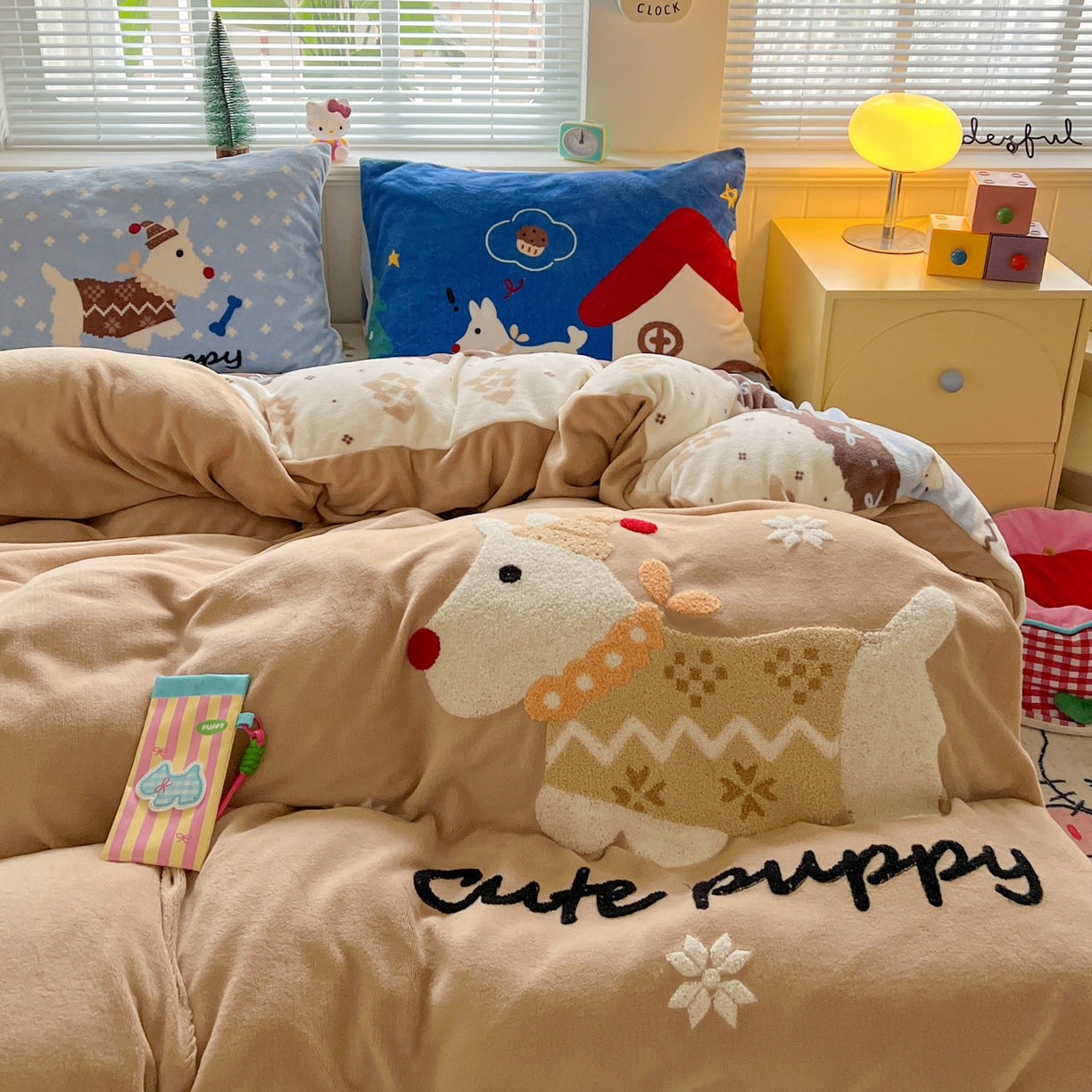 91家纺网 家纺一手货源 找家纺 优选 2025新款高克重200g牛奶绒数码印花毛巾绣卡通四件套直播爆款电商爆款 遛弯狗狗