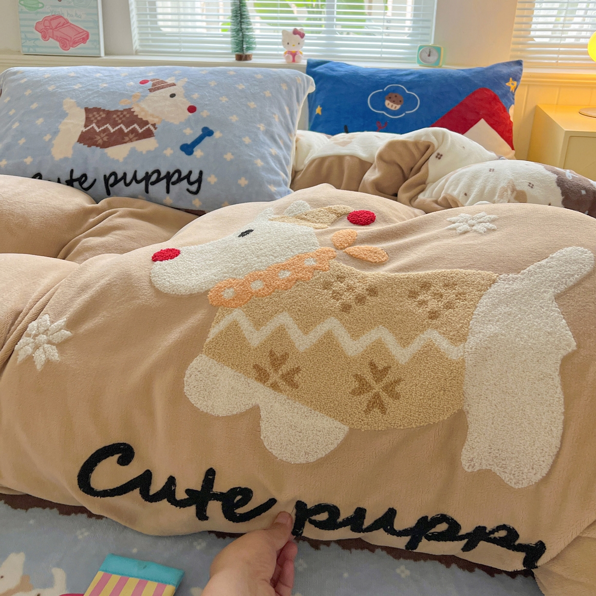 91家纺网 家纺一手货源 找家纺 优选 2025新款高克重200g牛奶绒数码印花毛巾绣卡通四件套直播爆款电商爆款 遛弯狗狗