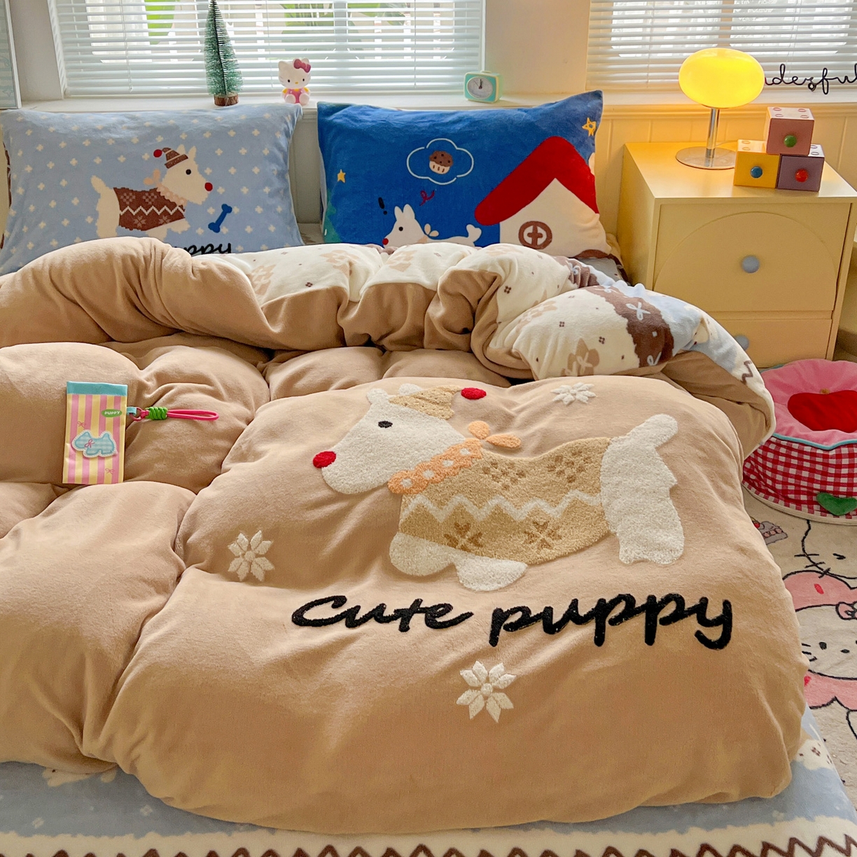 91家纺网 家纺一手货源 找家纺 优选 2025新款高克重200g牛奶绒数码印花毛巾绣卡通四件套直播爆款电商爆款 遛弯狗狗