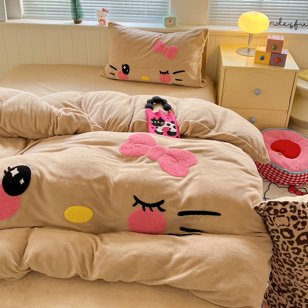 91家纺网 家纺一手货源 找家纺 优选 2025新款高克重200g牛奶绒数码印花毛巾绣卡通四件套直播爆款电商爆款 咖色表情猫