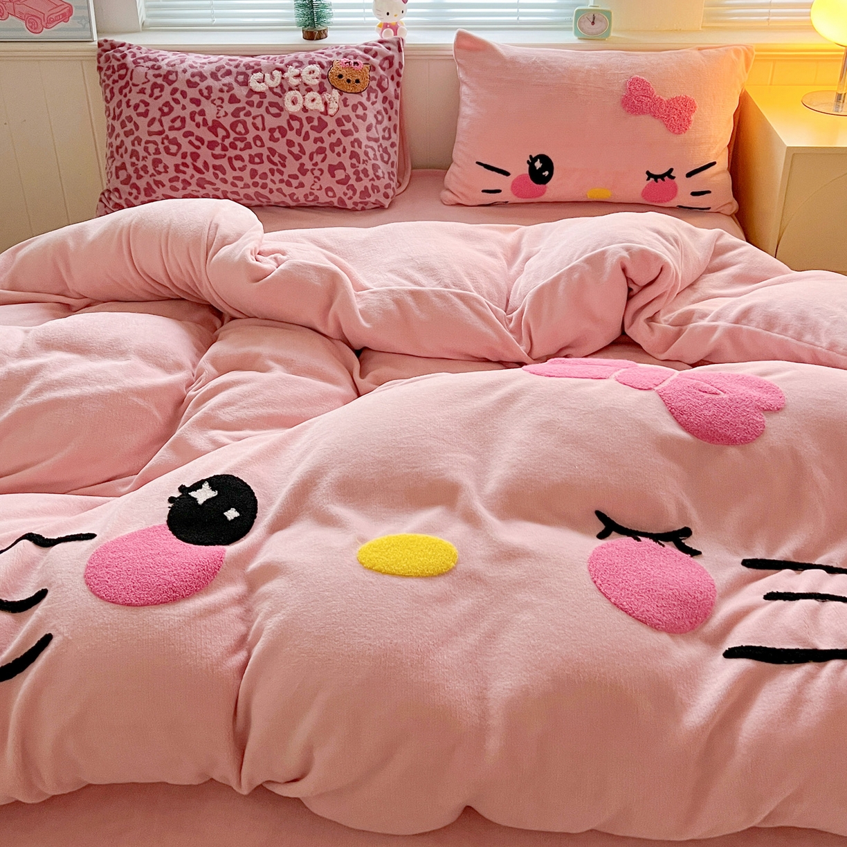 91家纺网 家纺一手货源 找家纺 优选 2025新款高克重200g牛奶绒数码印花毛巾绣卡通四件套直播爆款电商爆款 粉粉表情猫