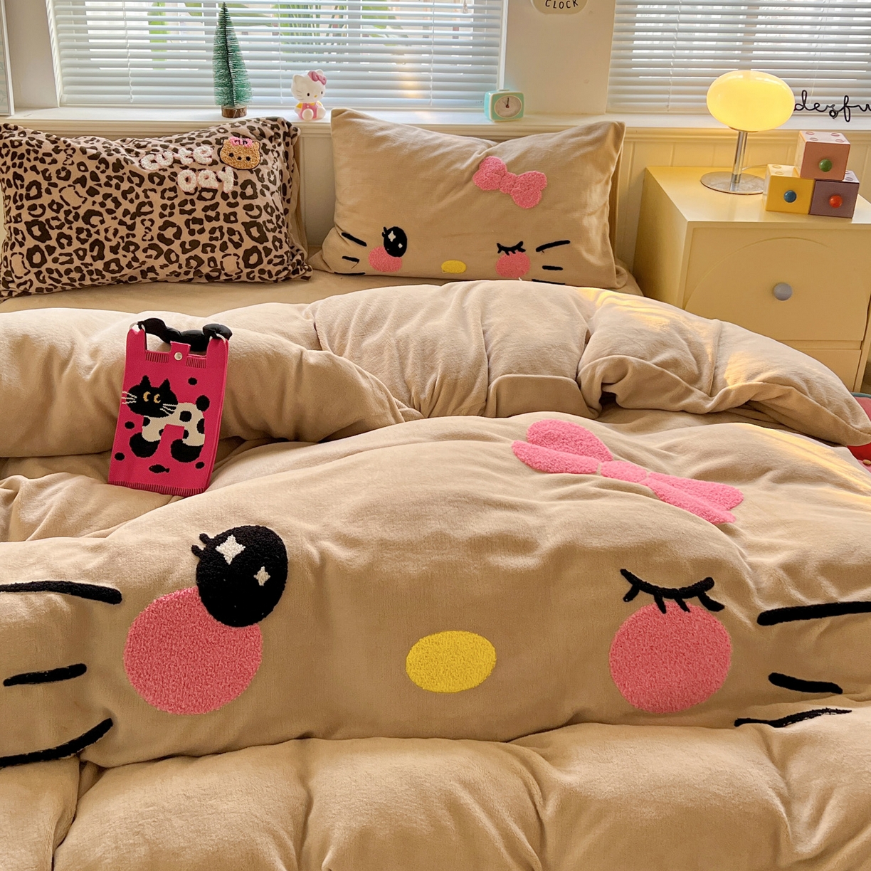 91家纺网 家纺一手货源 找家纺 优选 2025新款高克重200g牛奶绒数码印花毛巾绣卡通四件套直播爆款电商爆款 咖色表情猫