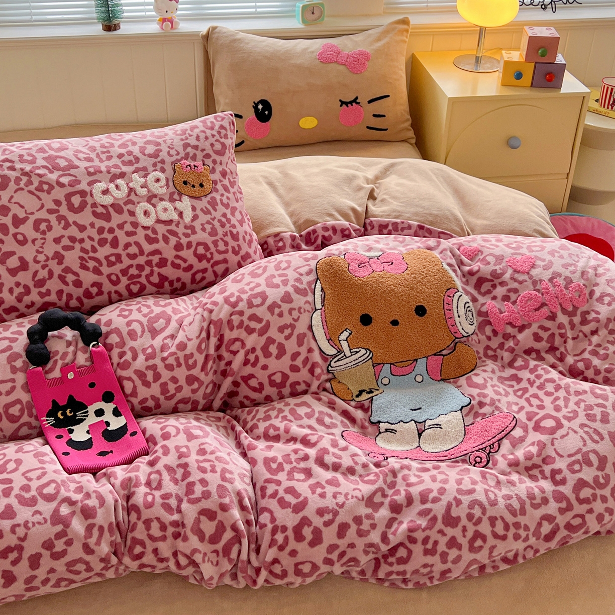 91家纺网 家纺一手货源 找家纺 优选 2025新款高克重200g牛奶绒数码印花毛巾绣卡通四件套直播爆款电商爆款 黑皮粉