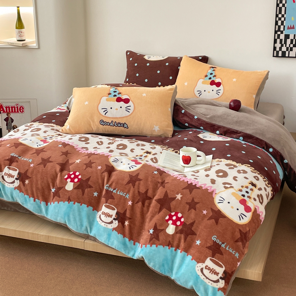 91家纺网 家纺一手货源 找家纺 摩妮卡 2025新款牛奶绒枕套混搭卡通复古四件套 幸运小猫