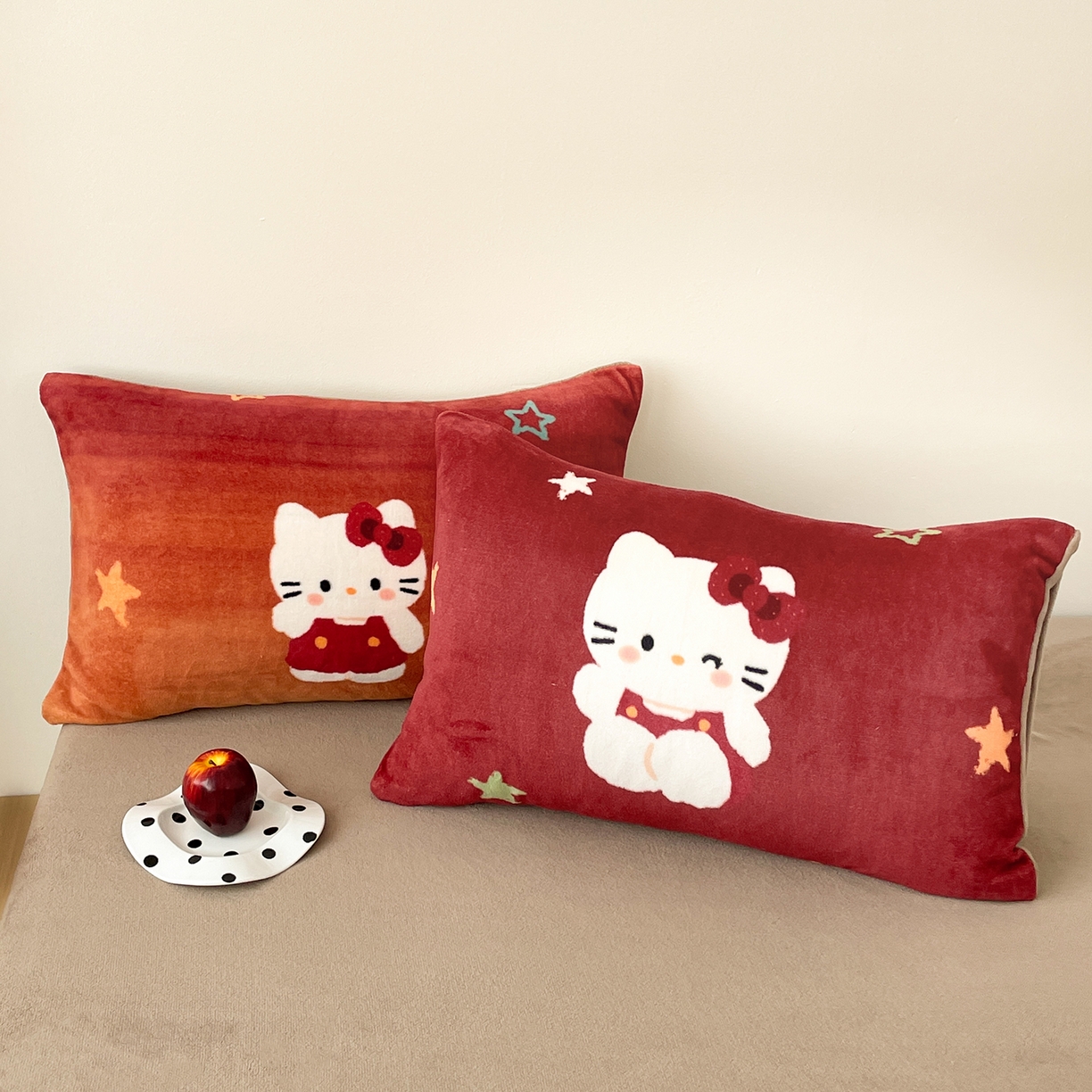 91家纺网 家纺一手货源 找家纺 摩妮卡 2025新款牛奶绒枕套混搭卡通复古四件套 傍晚凯蒂猫