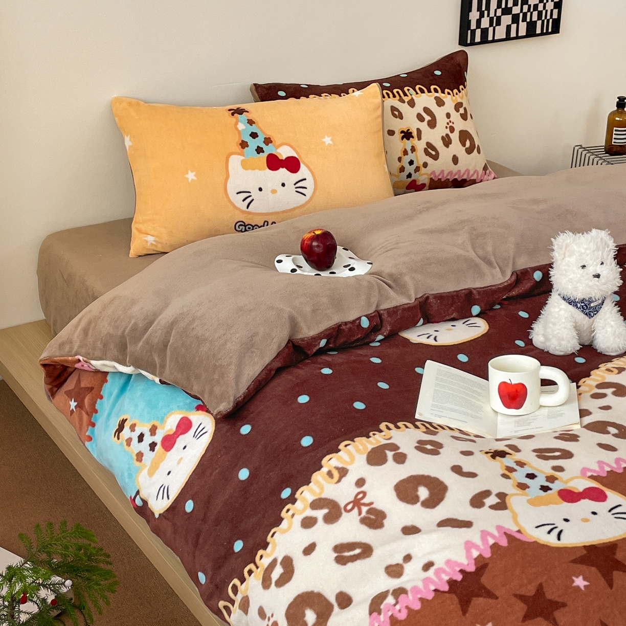 91家纺网 家纺一手货源 找家纺 摩妮卡 2025新款牛奶绒枕套混搭卡通复古四件套 幸运小猫