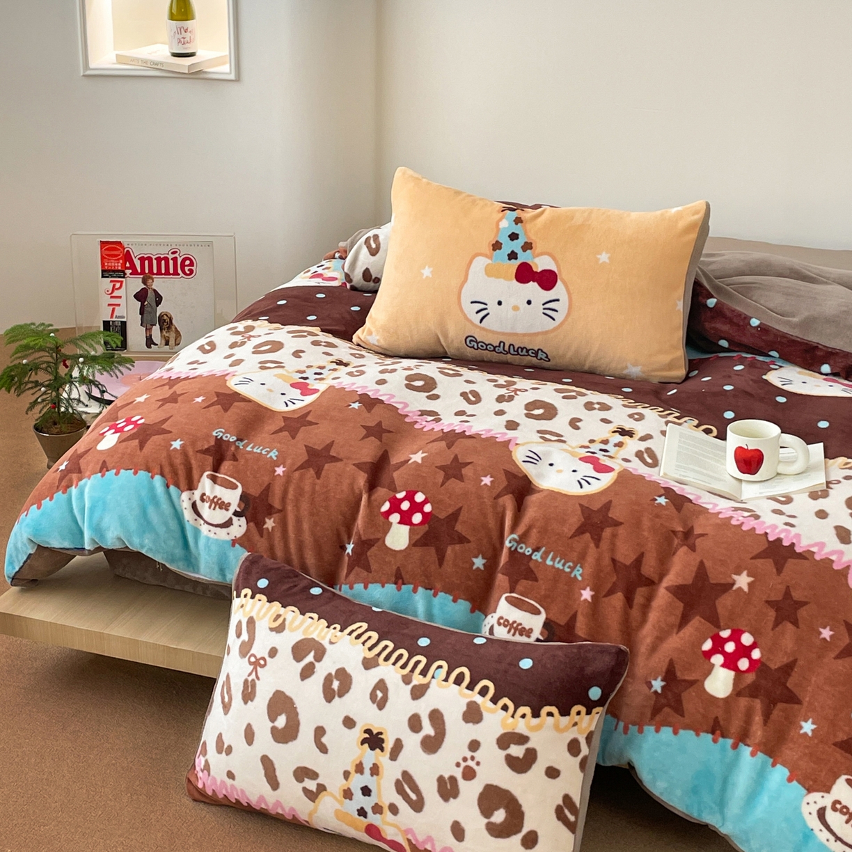 91家纺网 家纺一手货源 找家纺 摩妮卡 2025新款牛奶绒枕套混搭卡通复古四件套 幸运小猫