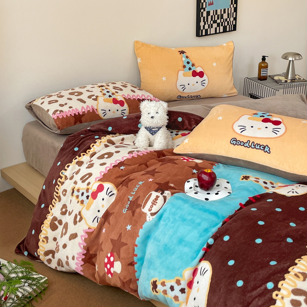 91家纺网 家纺一手货源 找家纺 摩妮卡 2025新款牛奶绒枕套混搭卡通复古四件套 幸运小猫