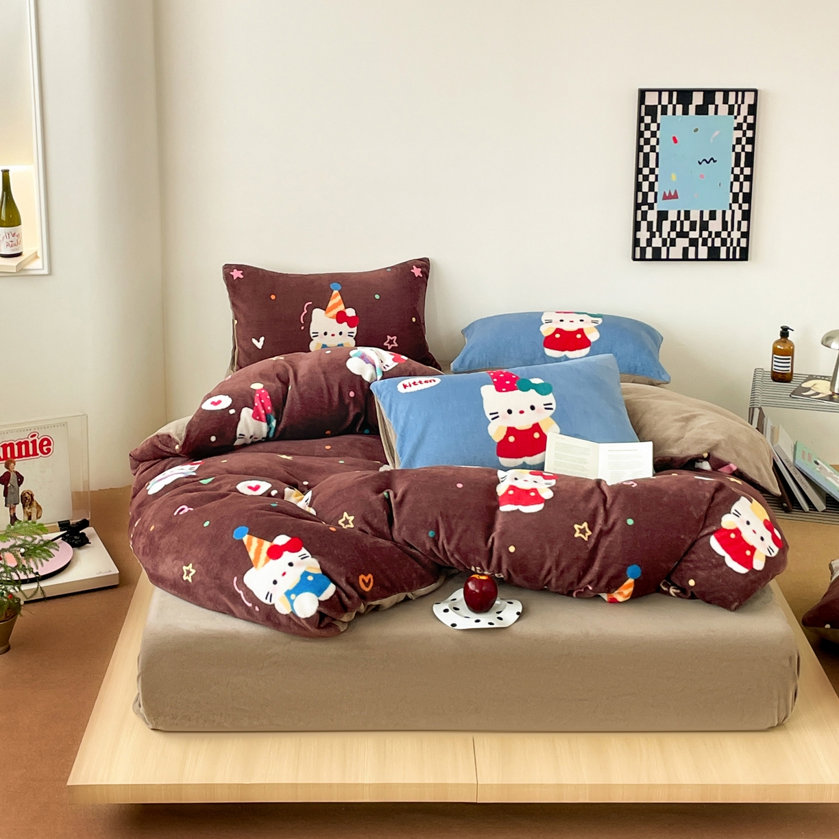 91家纺网 家纺一手货源 找家纺 摩妮卡 2025新款牛奶绒枕套混搭卡通复古四件套 庆祝凯蒂猫