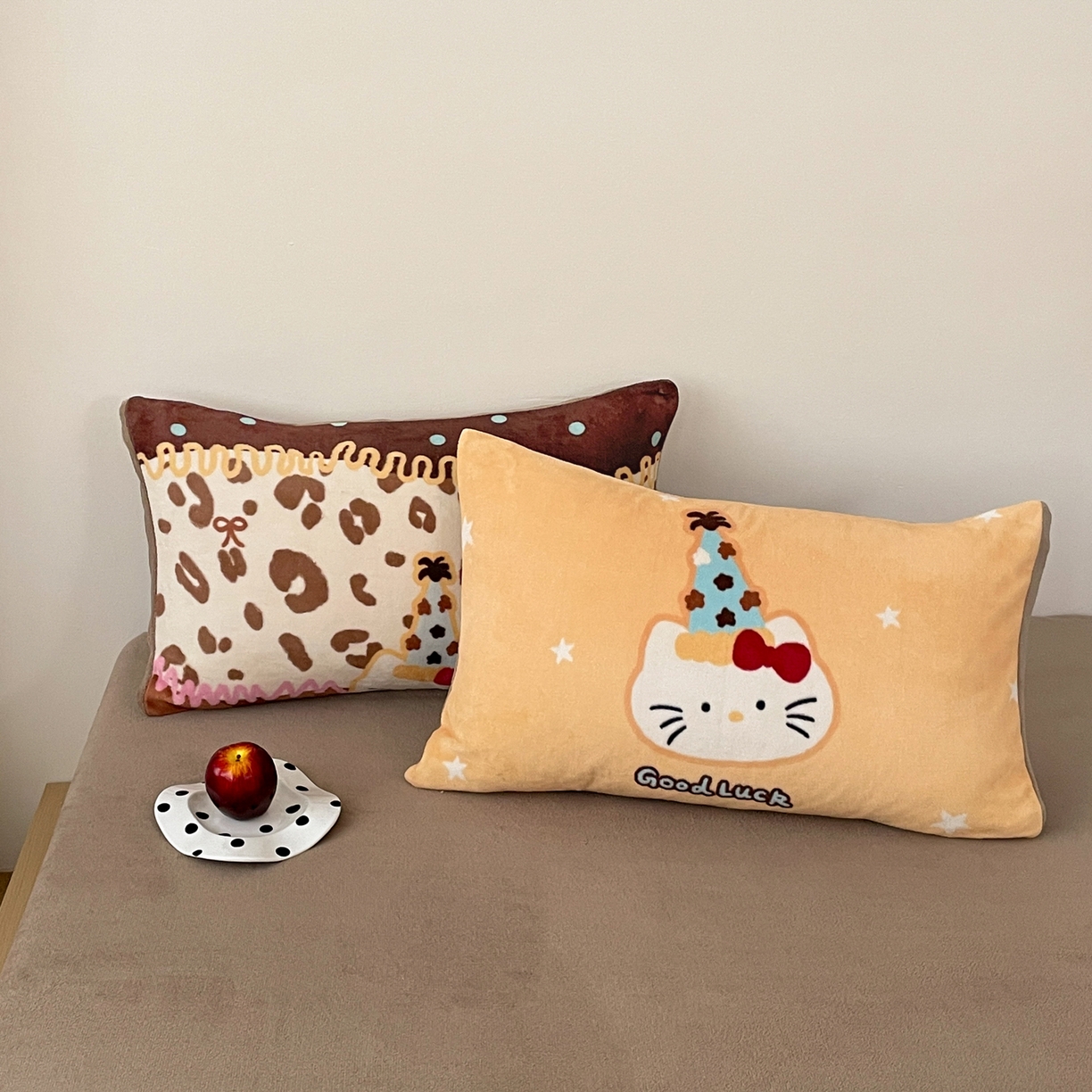 91家纺网 家纺一手货源 找家纺 摩妮卡 2025新款牛奶绒枕套混搭卡通复古四件套 幸运小猫