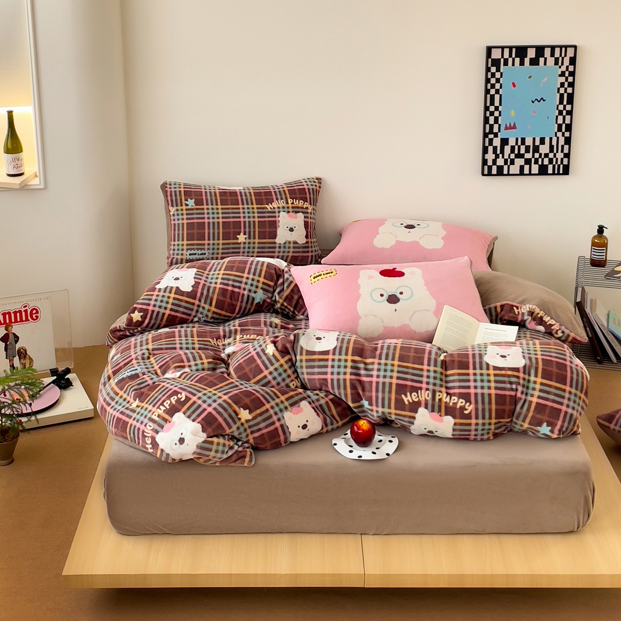 91家纺网 家纺一手货源 找家纺 摩妮卡 2025新款牛奶绒枕套混搭卡通复古四件套 粉帽小狗