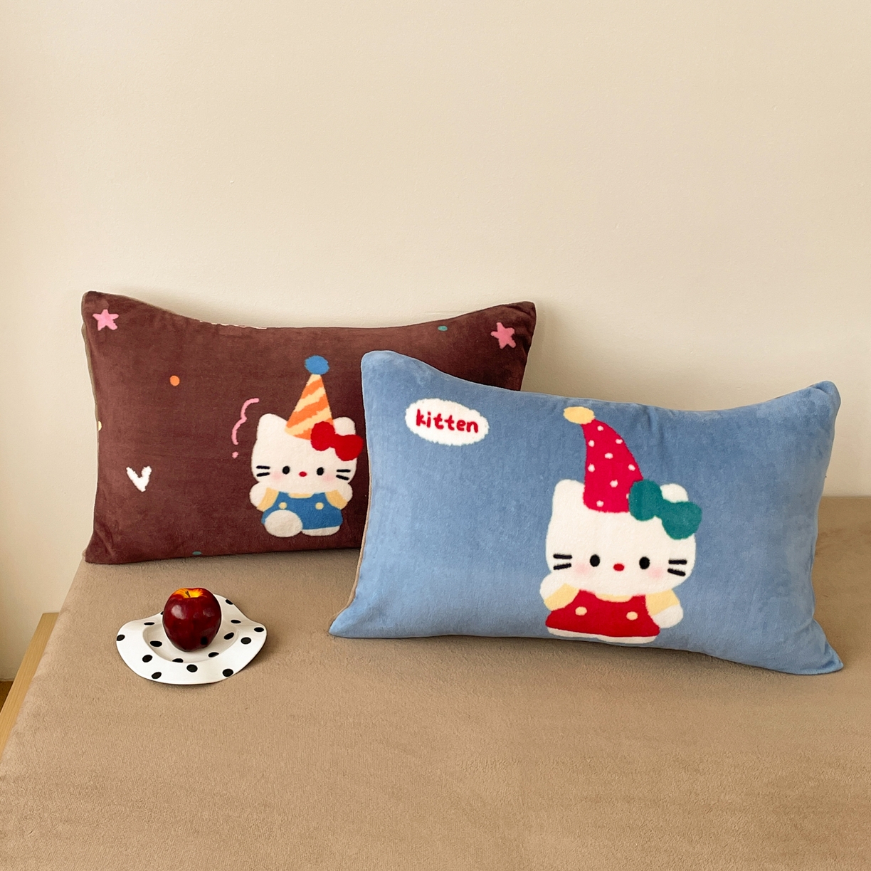 91家纺网 家纺一手货源 找家纺 摩妮卡 2025新款牛奶绒枕套混搭卡通复古四件套 庆祝凯蒂猫