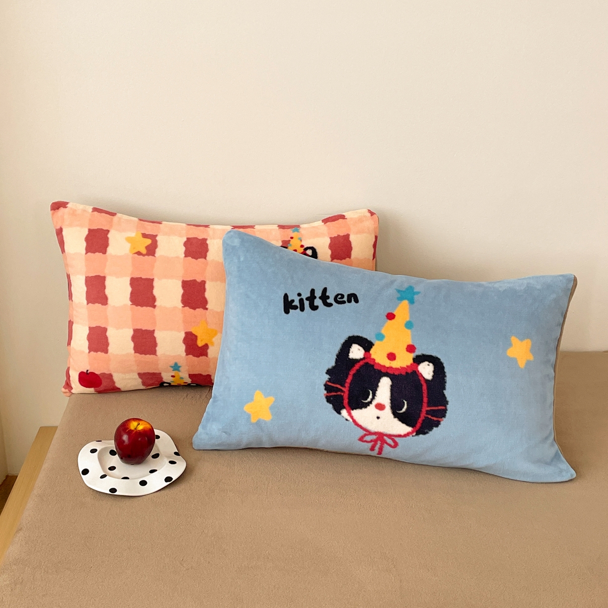 91家纺网 家纺一手货源 找家纺 摩妮卡 2025新款牛奶绒枕套混搭卡通复古四件套 生日小猫