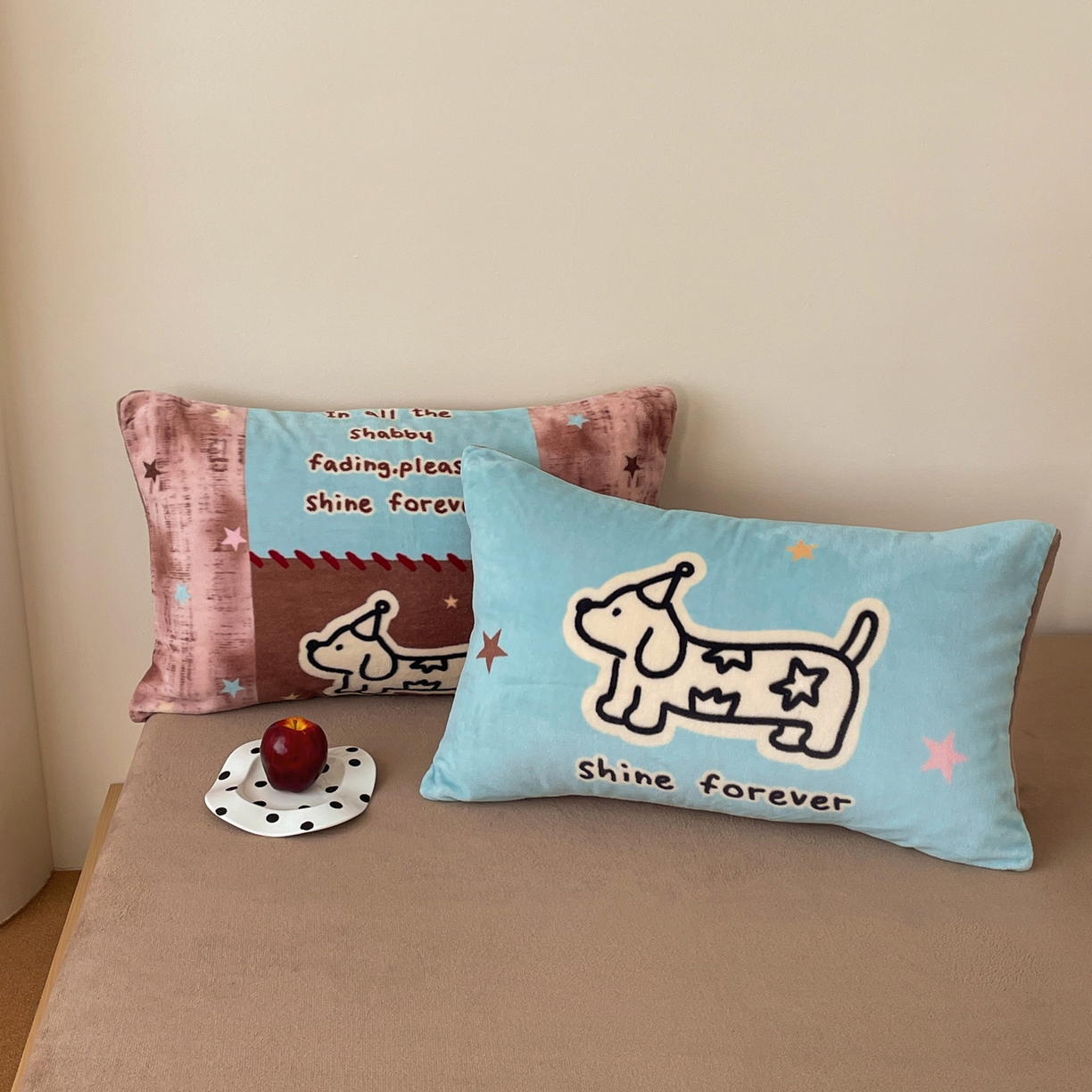 91家纺网 家纺一手货源 找家纺 摩妮卡 2025新款牛奶绒枕套混搭卡通复古四件套 线条腊肠狗