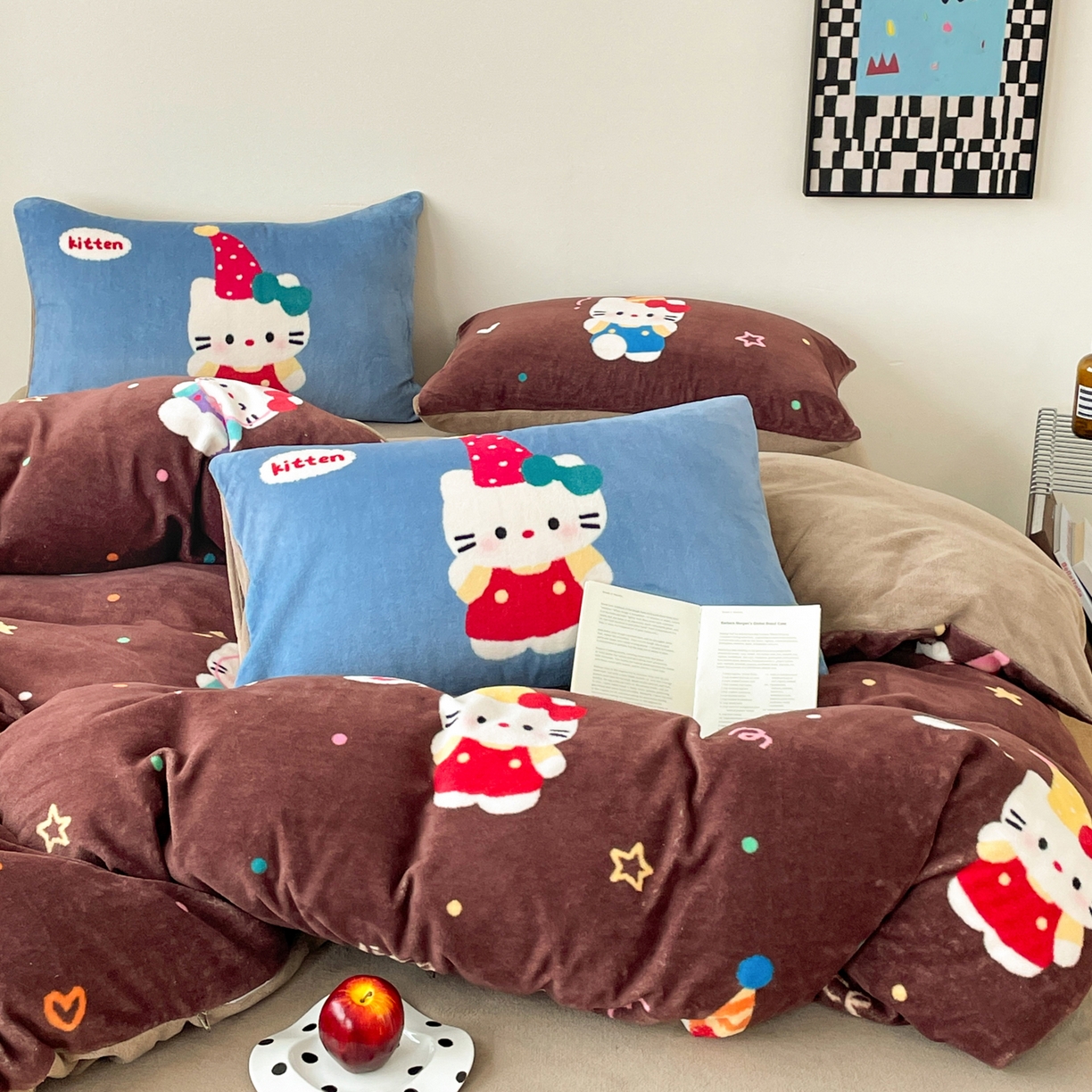 91家纺网 家纺一手货源 找家纺 摩妮卡 2025新款牛奶绒枕套混搭卡通复古四件套 庆祝凯蒂猫