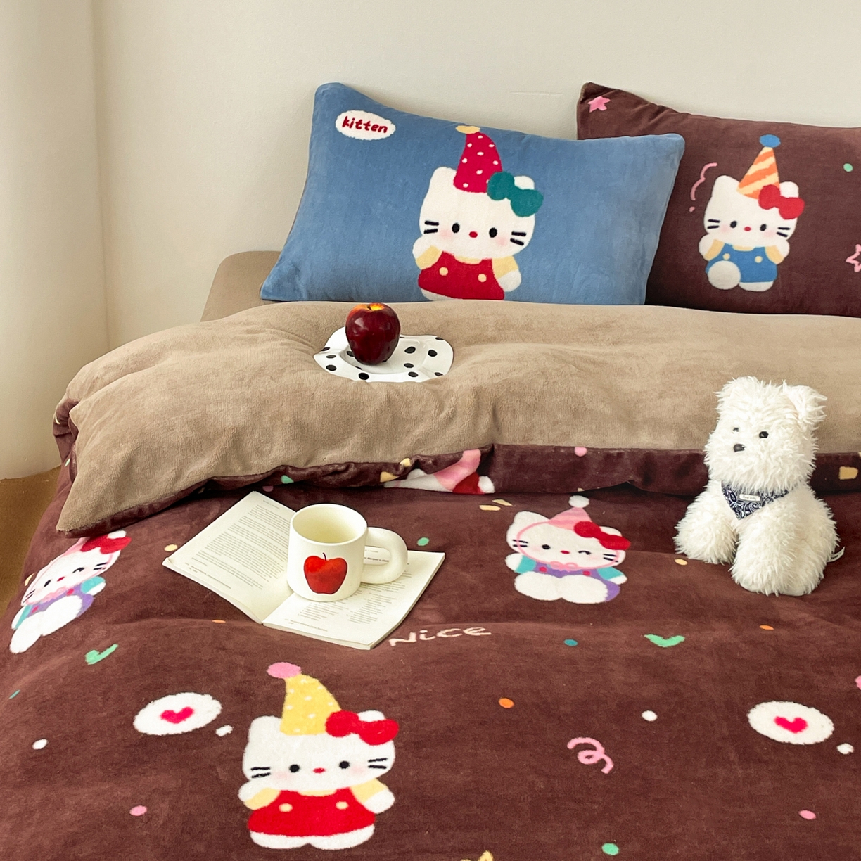 91家纺网 家纺一手货源 找家纺 摩妮卡 2025新款牛奶绒枕套混搭卡通复古四件套 庆祝凯蒂猫