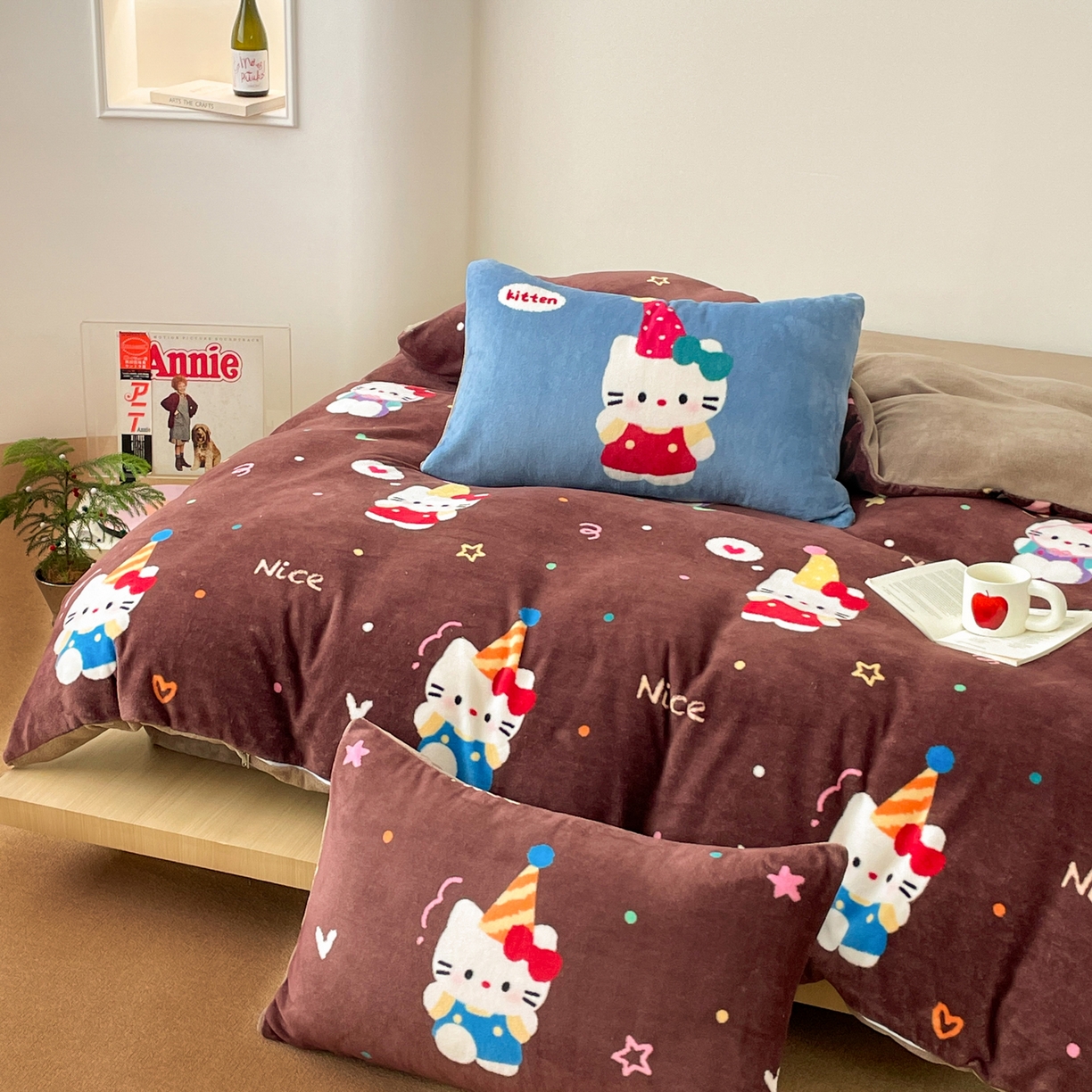 91家纺网 家纺一手货源 找家纺 摩妮卡 2025新款牛奶绒枕套混搭卡通复古四件套 庆祝凯蒂猫