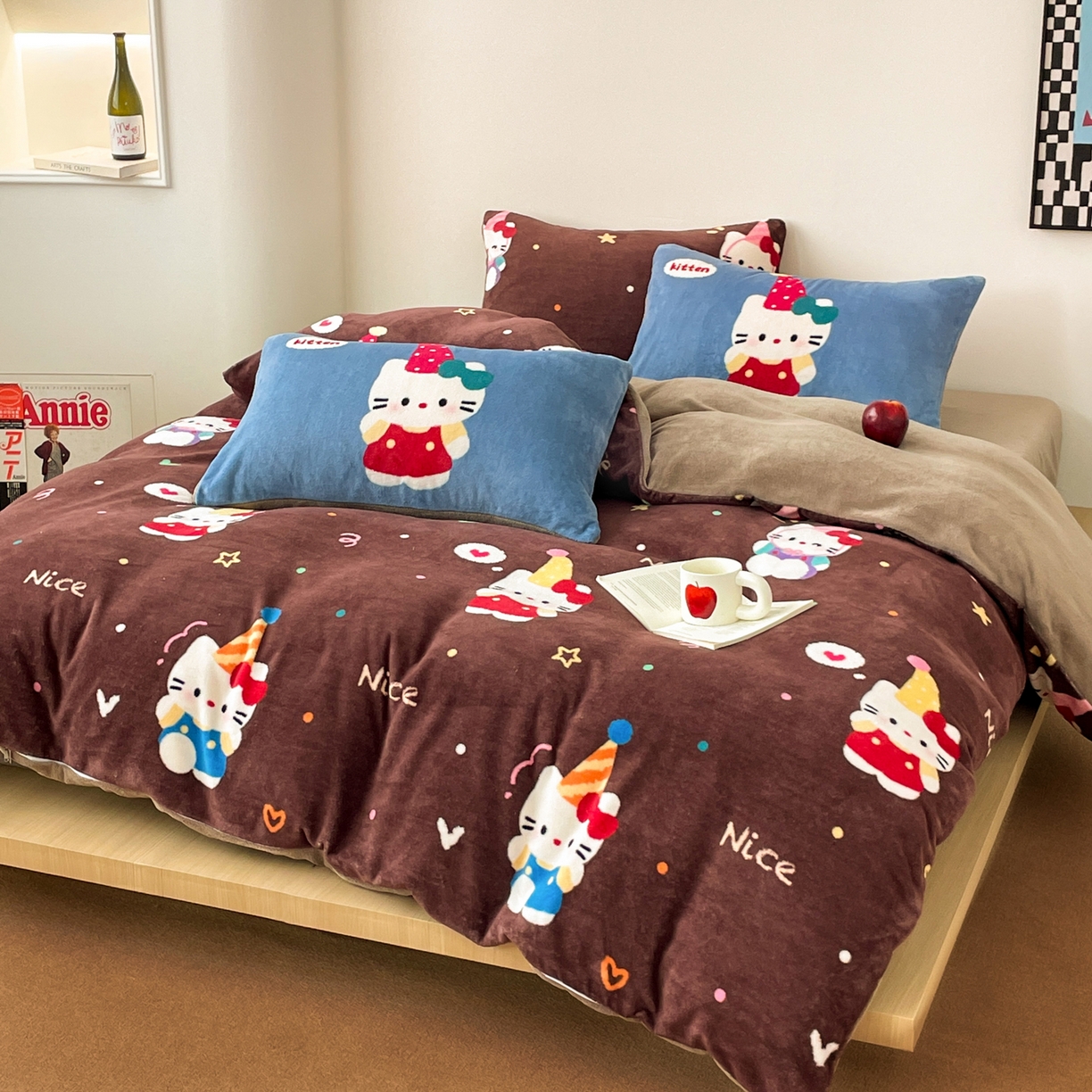 91家纺网 家纺一手货源 找家纺 摩妮卡 2025新款牛奶绒枕套混搭卡通复古四件套 庆祝凯蒂猫