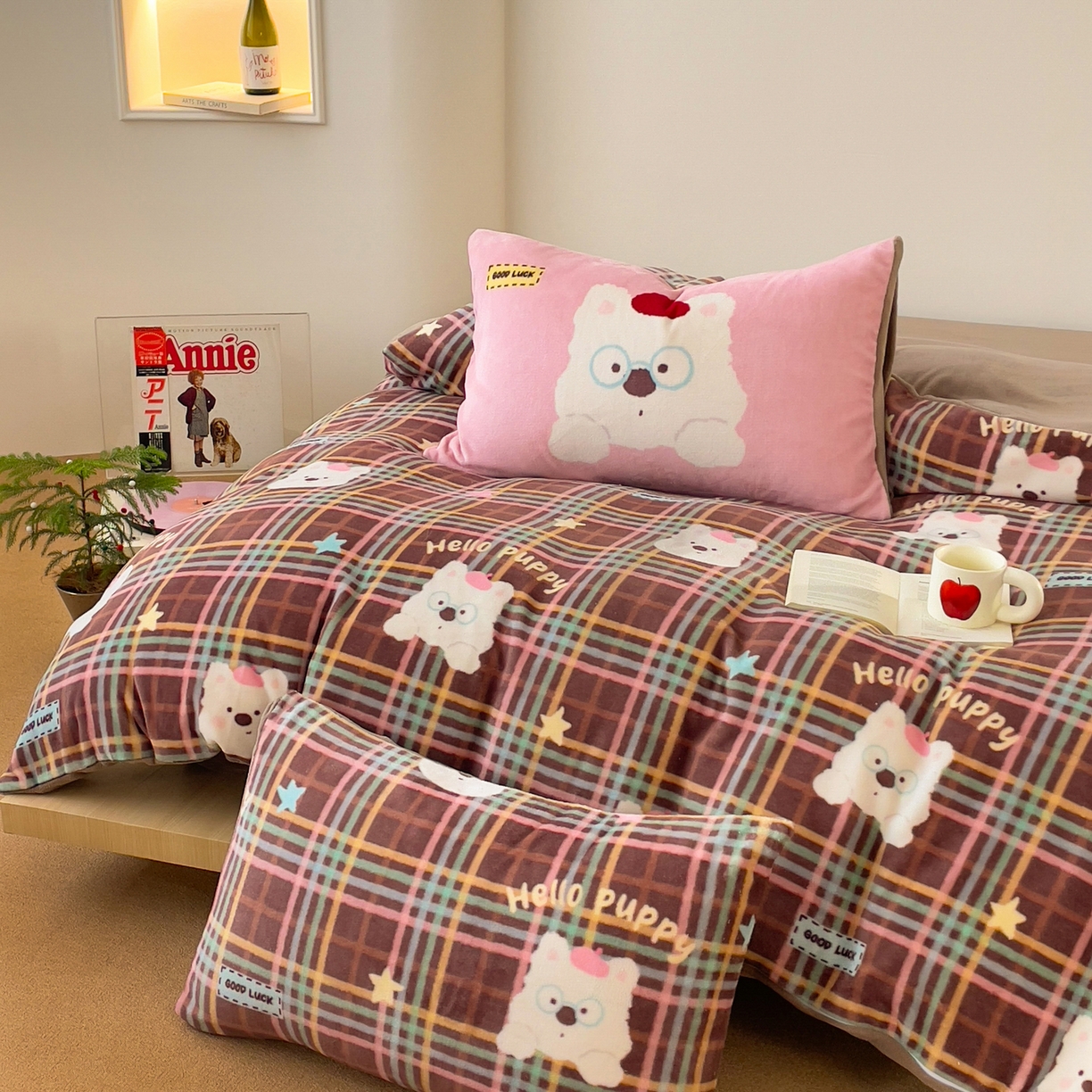 91家纺网 家纺一手货源 找家纺 摩妮卡 2025新款牛奶绒枕套混搭卡通复古四件套 粉帽小狗