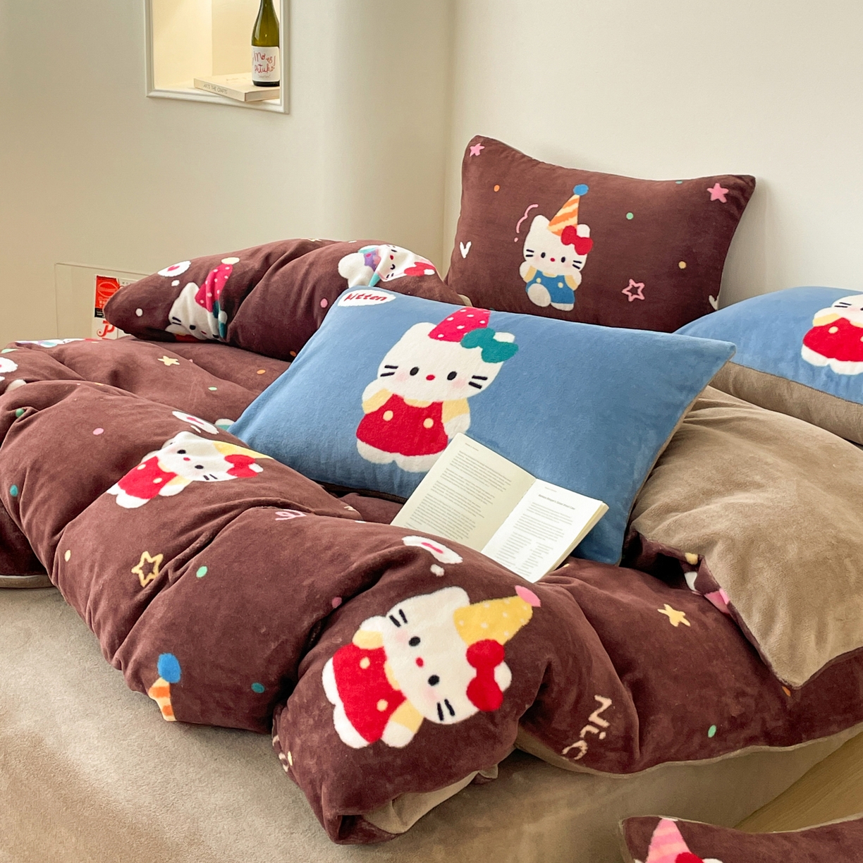 91家纺网 家纺一手货源 找家纺 摩妮卡 2025新款牛奶绒枕套混搭卡通复古四件套 庆祝凯蒂猫