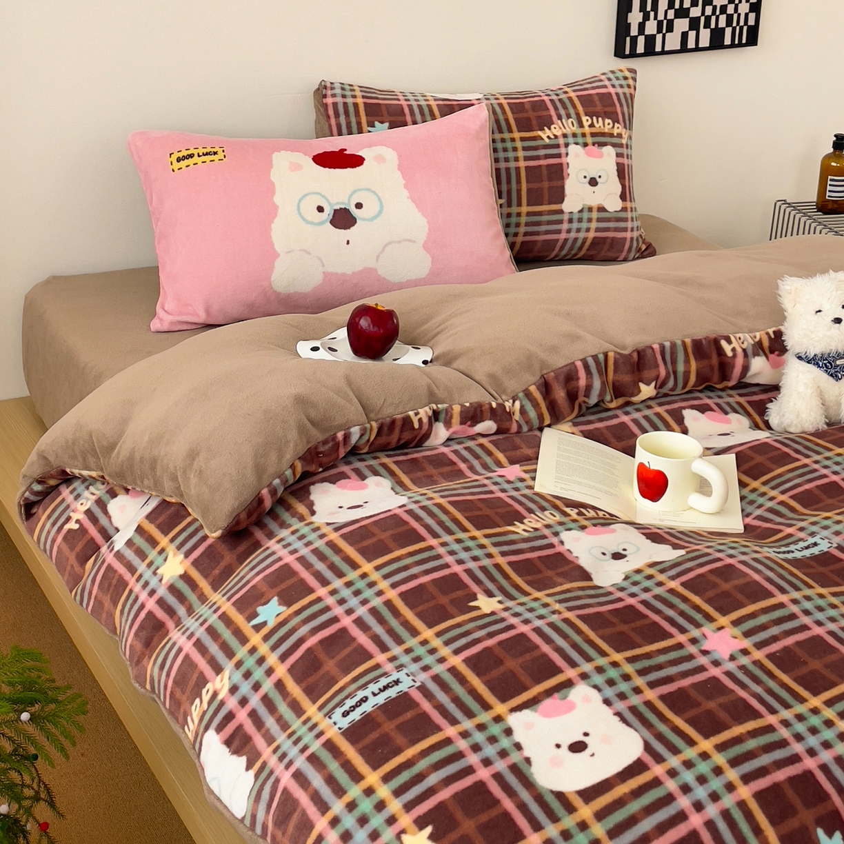 91家纺网 家纺一手货源 找家纺 摩妮卡 2025新款牛奶绒枕套混搭卡通复古四件套 粉帽小狗