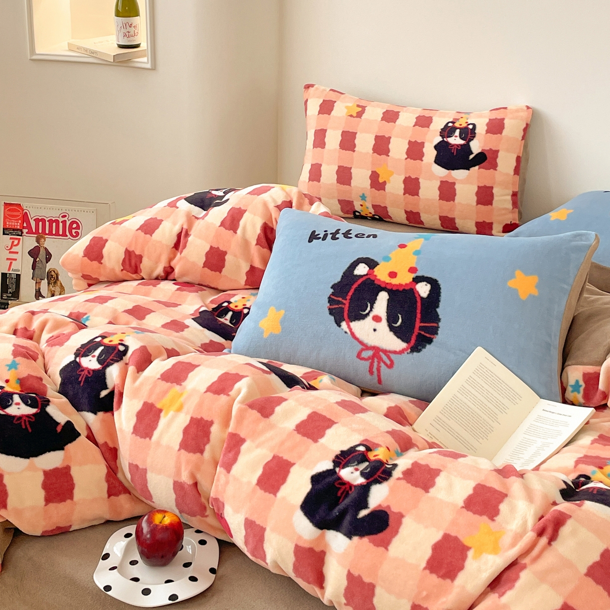 91家纺网 家纺一手货源 找家纺 摩妮卡 2025新款牛奶绒枕套混搭卡通复古四件套 生日小猫