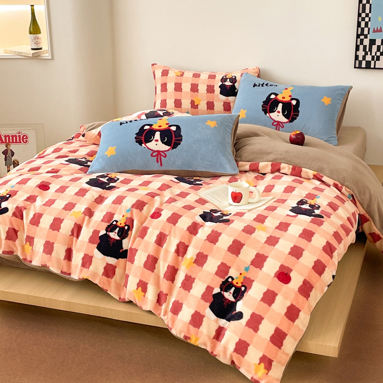 91家纺网 家纺一手货源 找家纺 摩妮卡 2025新款牛奶绒枕套混搭卡通复古四件套 生日小猫