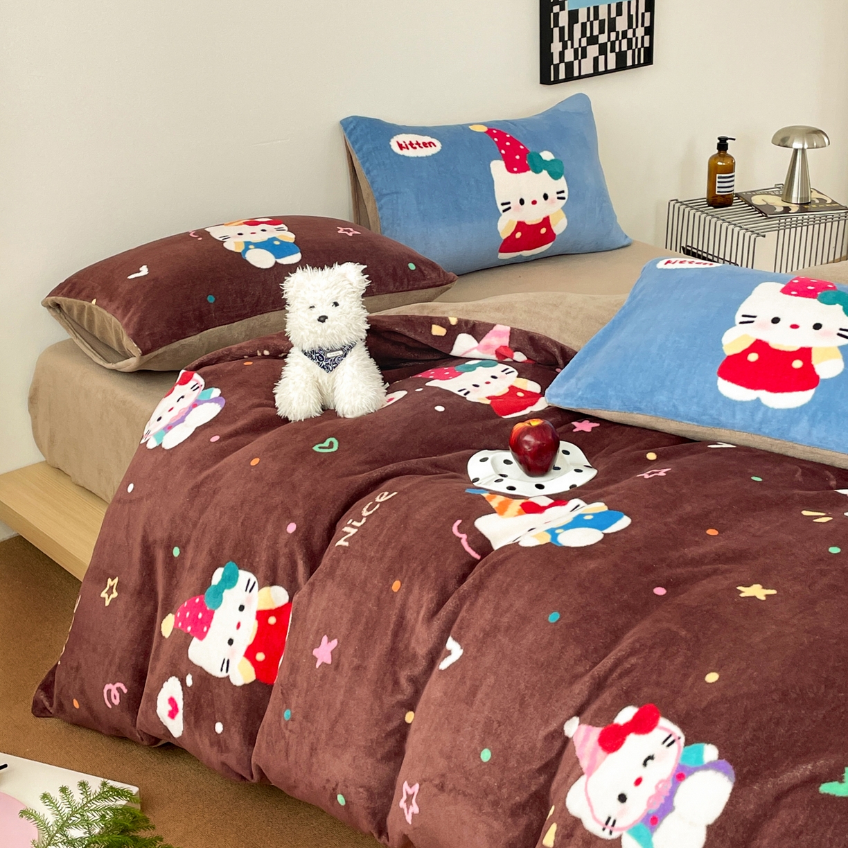 91家纺网 家纺一手货源 找家纺 摩妮卡 2025新款牛奶绒枕套混搭卡通复古四件套 庆祝凯蒂猫