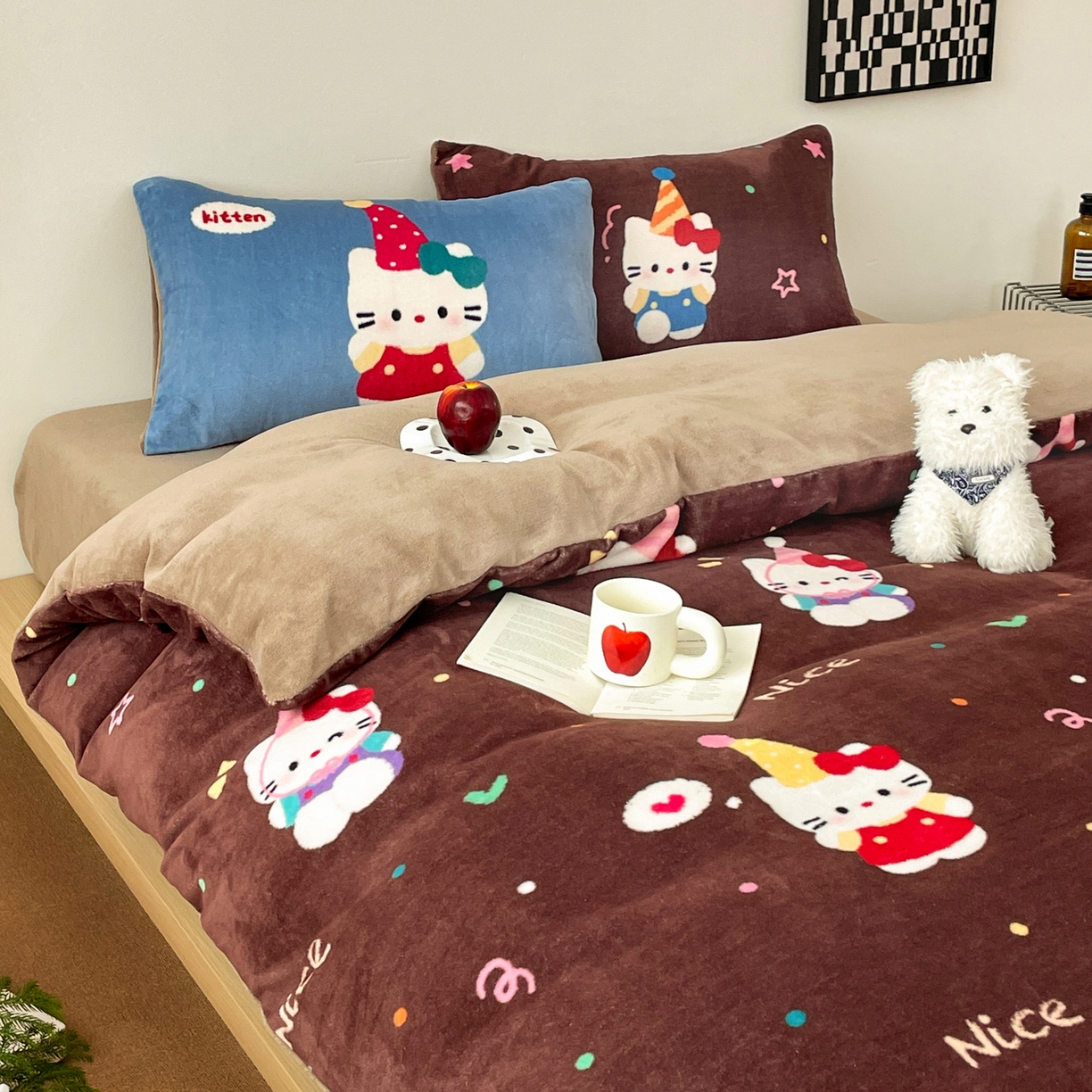 91家纺网 家纺一手货源 找家纺 摩妮卡 2025新款牛奶绒枕套混搭卡通复古四件套 庆祝凯蒂猫