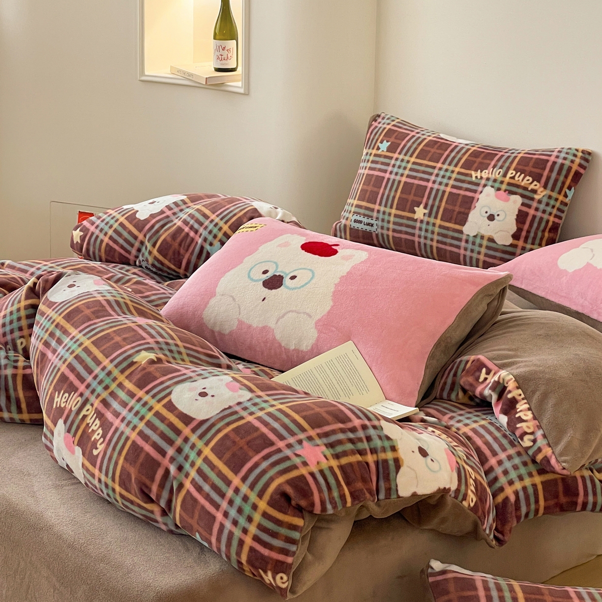 91家纺网 家纺一手货源 找家纺 摩妮卡 2025新款牛奶绒枕套混搭卡通复古四件套 粉帽小狗