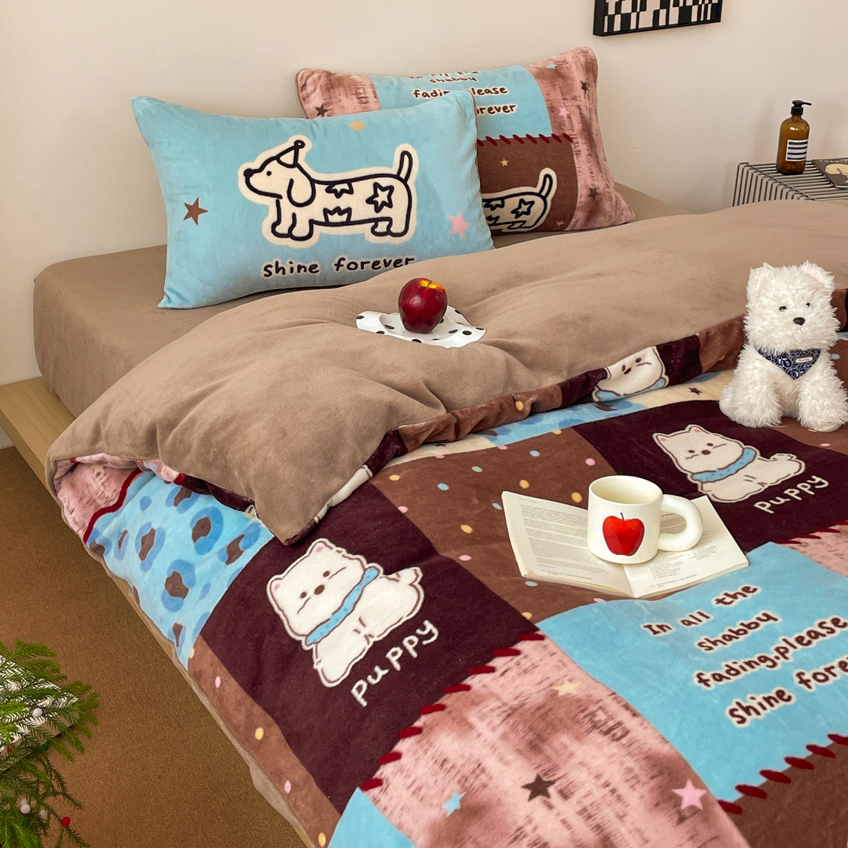 91家纺网 家纺一手货源 找家纺 摩妮卡 2025新款牛奶绒枕套混搭卡通复古四件套 线条腊肠狗