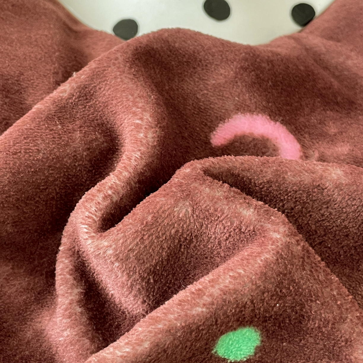 91家纺网 家纺一手货源 找家纺 摩妮卡 2025新款牛奶绒枕套混搭卡通复古四件套 庆祝凯蒂猫