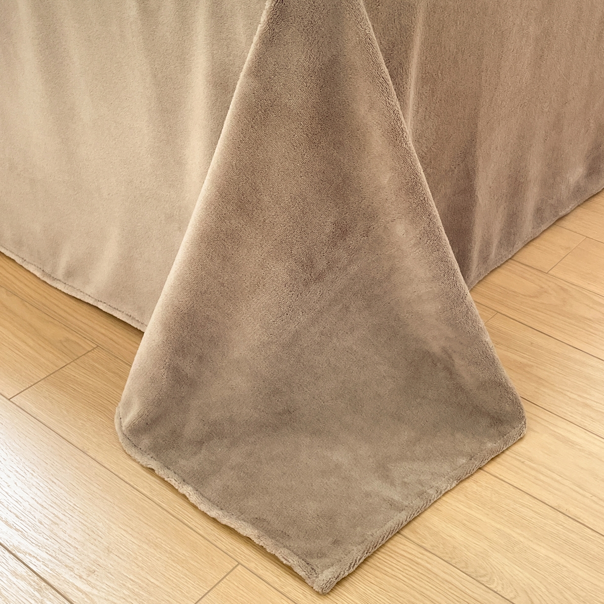 91家纺网 家纺一手货源 找家纺 摩妮卡 2025新款牛奶绒枕套混搭卡通复古四件套 庆祝凯蒂猫