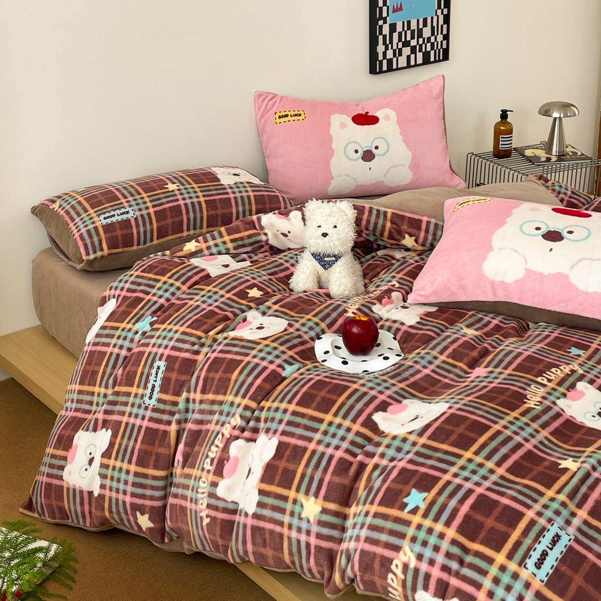 91家纺网 家纺一手货源 找家纺 摩妮卡 2025新款牛奶绒枕套混搭卡通复古四件套 粉帽小狗