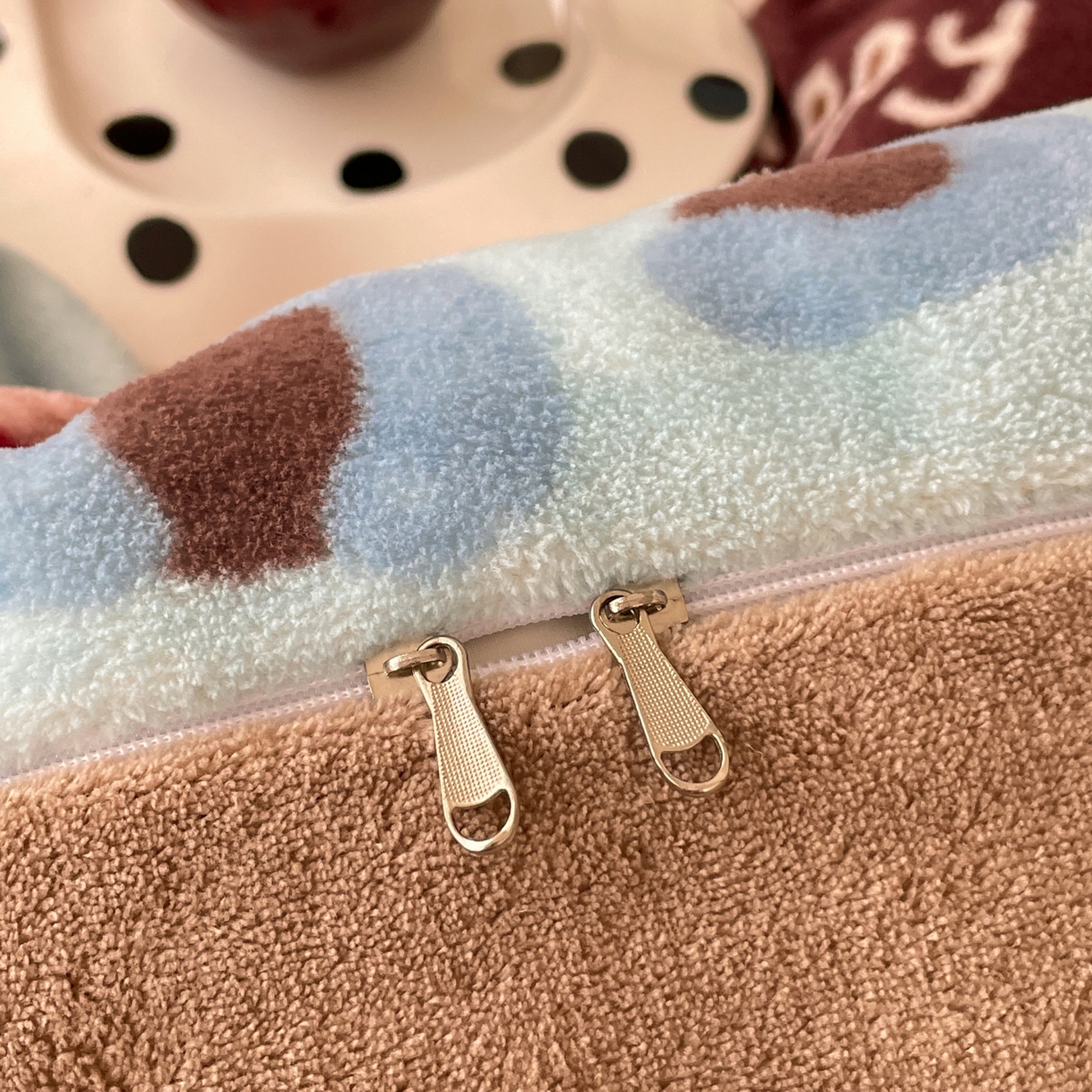 91家纺网 家纺一手货源 找家纺 摩妮卡 2025新款牛奶绒枕套混搭卡通复古四件套 线条腊肠狗