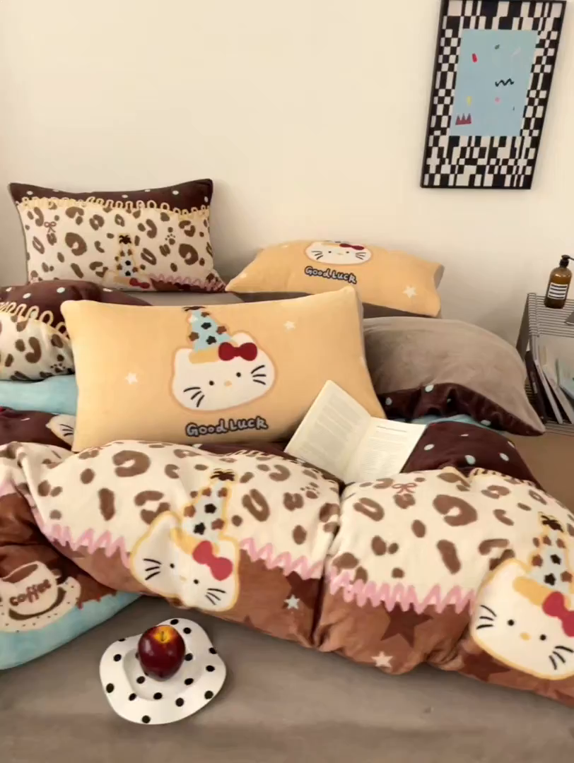 91家纺网 家纺一手货源 找家纺 摩妮卡 2025新款牛奶绒枕套混搭卡通复古四件套 幸运小猫