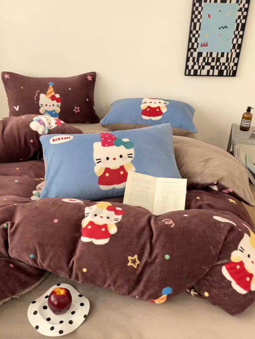 91家纺网 家纺一手货源 找家纺 摩妮卡 2025新款牛奶绒枕套混搭卡通复古四件套 庆祝凯蒂猫
