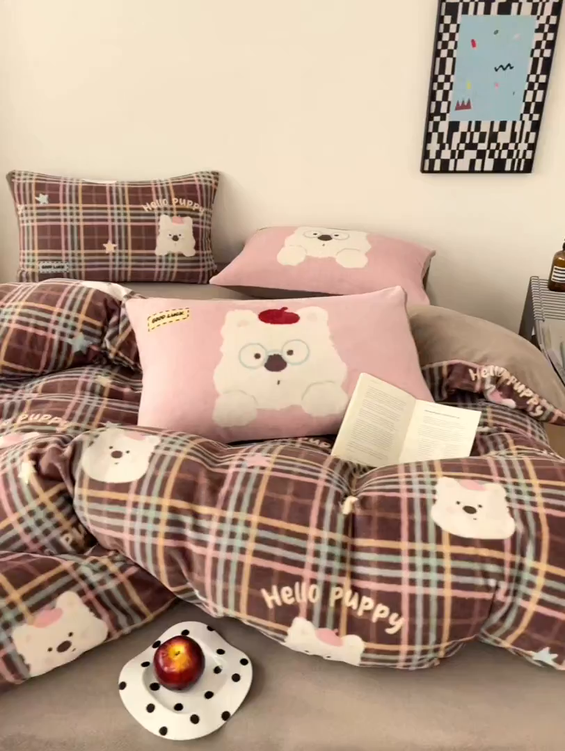 91家纺网 家纺一手货源 找家纺 摩妮卡 2025新款牛奶绒枕套混搭卡通复古四件套 粉帽小狗