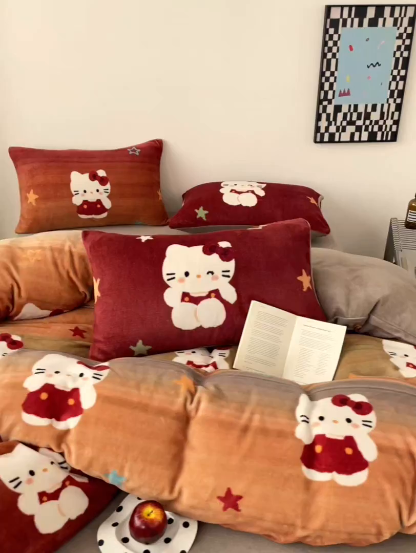 91家纺网 家纺一手货源 找家纺 摩妮卡 2025新款牛奶绒枕套混搭卡通复古四件套 傍晚凯蒂猫