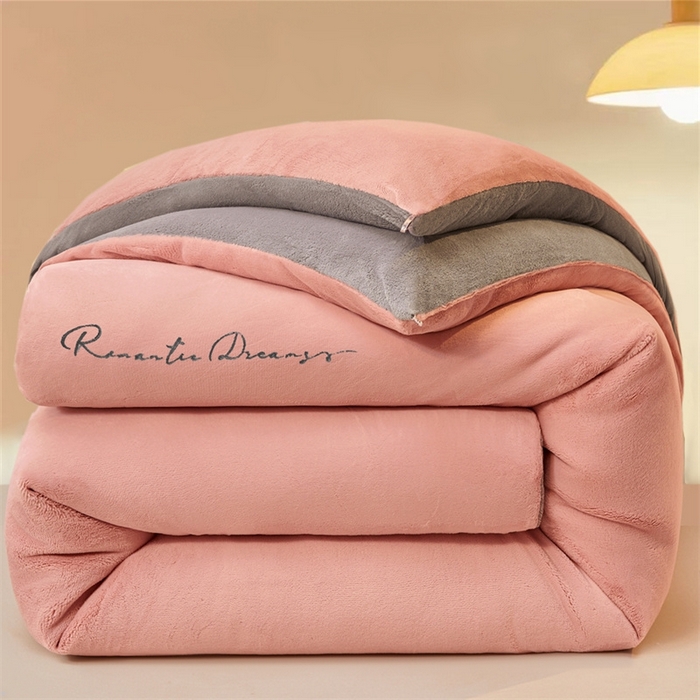 91家纺网 家纺一手货源 找家纺 （总）美梦里 2025新款拼色牛奶绒绣花冬被被子被芯