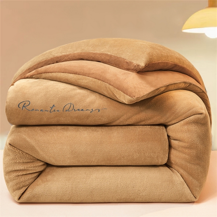 91家纺网 家纺一手货源 找家纺 （总）美梦里 2025新款拼色牛奶绒绣花冬被被子被芯