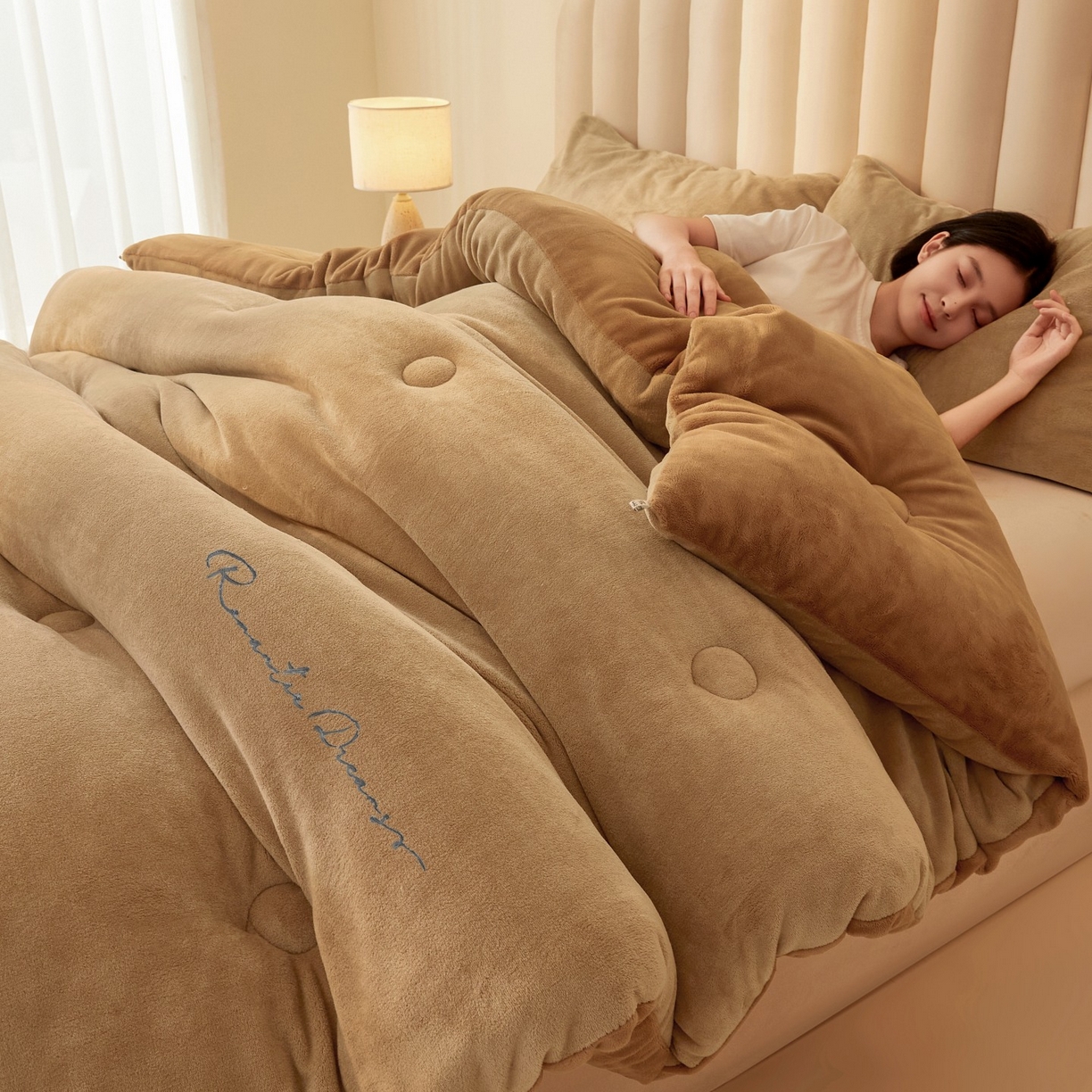 91家纺网 家纺一手货源 找家纺 （总）美梦里 2025新款拼色牛奶绒绣花冬被被子被芯