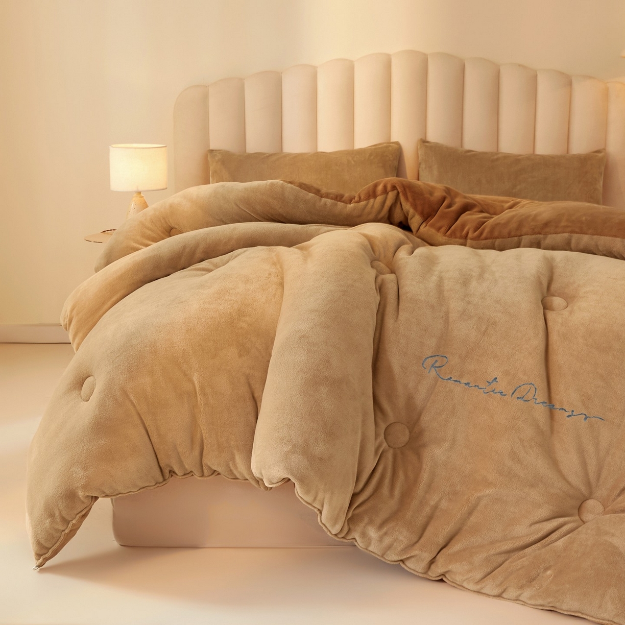 91家纺网 家纺一手货源 找家纺 （总）美梦里 2025新款拼色牛奶绒绣花冬被被子被芯